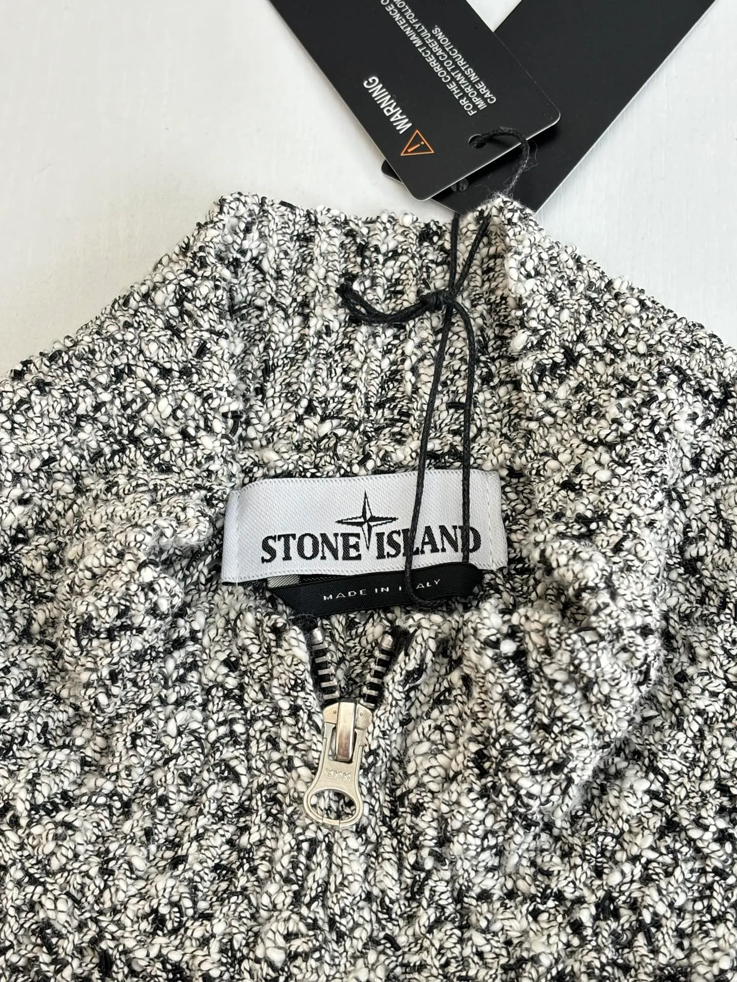 P650 Stone Island*/Stone Island Coral patchwork knitted sweater jacket Customized dyeing of original yarn has become popular in Xiaohongshu very early. Many Internet celebrity shops are doing it. The products they make can only be said to be unsightly. They are all made of ready-made yarn. This original version is made of 7 yarns of different colors and thicknesses that must be arranged to achieve the original effect. The customization cycle is very For a long time, the molded original version has the same ykk No. 5 special craftsmanship zipper, using an old-fashioned 9-needle thick-thread wool loom (due to low efficiency and high waste, factories pursuing efficiency have abandoned it, and only some big brands still use it). The strongest armband on the entire network, all detailed identification points restore the original inspection level! All Stone Island armbands must have three yellow lines, anything without them is fake! The models before 2021 had four yellow lines, and after 21fw, they all had three. We restored them perfectly.  Size：S/M/L/XL